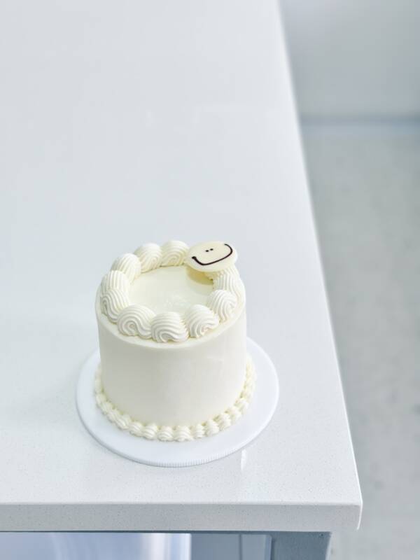 ⁠White Vintage cake - Image 2